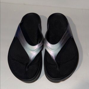 OOFOS OOmega Black Sandals with Iridescent Straps
